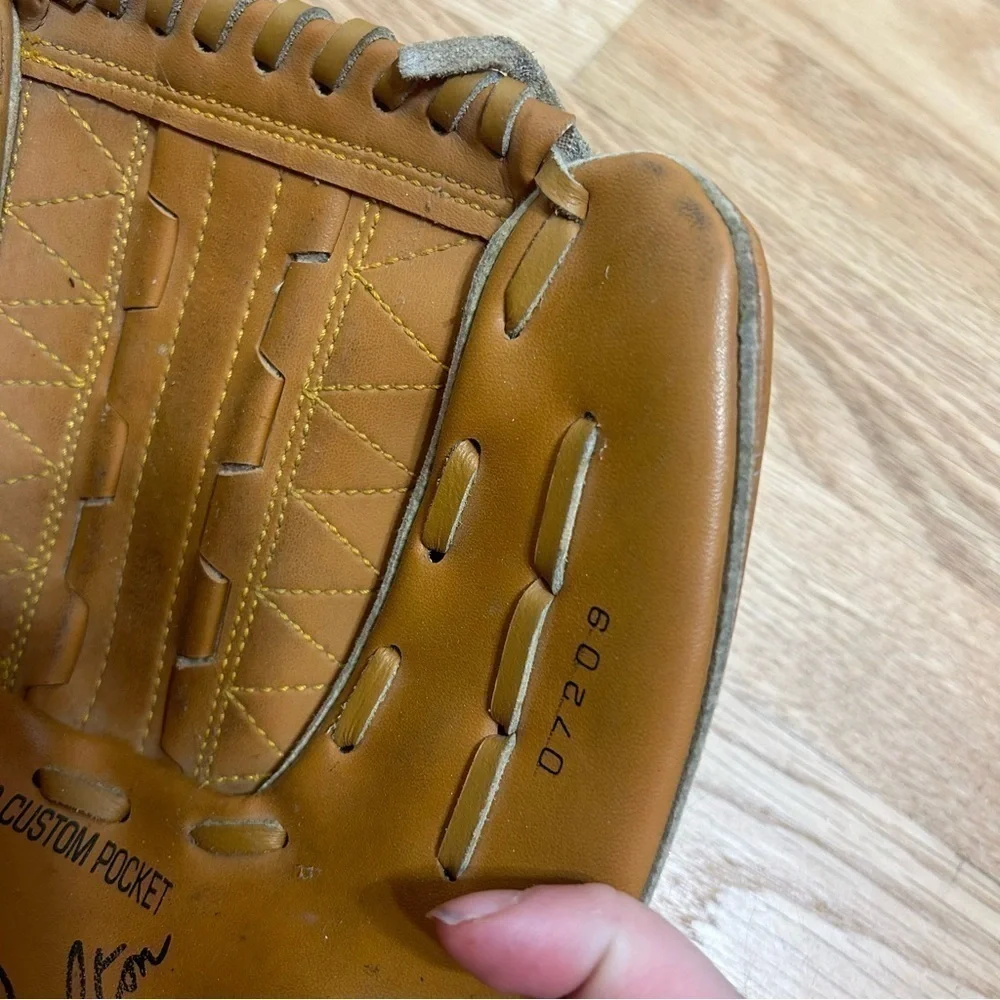 Regal Sports Youth Baseball Glove Darren Daulton Left 10” Leather Laced